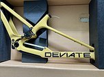 Deviate Highlander 2 Carbonrahmenset Gr. Medium (Fox/Öhlins) Island Sand -NEU-