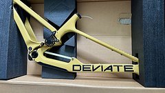 Deviate Highlander 2 Carbonrahmenset Gr. Medium (Fox/Öhlins) Island Sand -NEU-