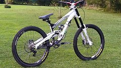 YT Industries Tues downhiller mit Customizing Aufbau