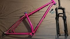 Pipedream Cycles Moxie Mx3 Vivid Pink longer + Rock Shox Yari Anyrace
