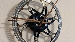 Soulriderart DIY KIT Wanduhr MTB Bremsscheibe (krumme Holzzeiger)