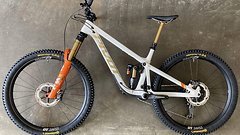 Pivot Cycles Firebird Pro XT/XTR LTD (with COIL DHX and Reynolds Carbon wheelsets)