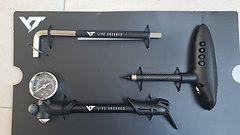YT Industries Werkzeugkit: Dämpferpumpe, Drehmomentschlüssel, 6mm Sechskantschlüssel