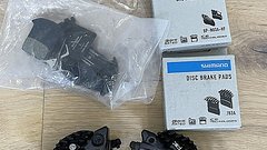 Shimano XT Bremssattel BR-M8100 Postmount 2-Kolben mit 4 neuen Bremsbelägen.