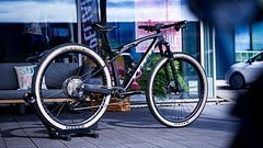 Trek Supercaliber 9.8 Matte Raw Carbon/Gloss Black Gr. L + SRAM Upgrade GX