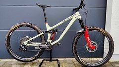 Privateer Bikes 141 Größe P2 Grün | Rahmen | Gabel Rockshox Lyrik 150 | Dämpfer RS Super Deluxe Coil 2023