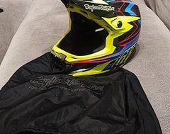 Foto von Troy Lee Designs D4 Carbon Volt