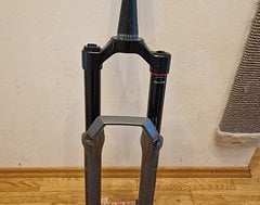 Foto von RockShox ZEB Ultimate RC2 29" 180mm eMTB-Gabel tapered 1,8" auf 1 1/8" Grau