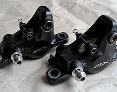 Foto von Shimano BR-M7000 Bremssättel (2 Stück) inkl. 4 Paar Bremsbeläge