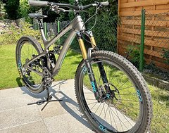 Foto von Yeti Cycles SB 5.5c Carbon Rahmen/Lenker/Felgensatz I Graumatt I Größe XL