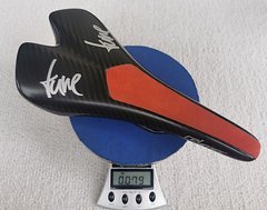 Foto von Tune Re4mer Sattel, schwarz-rot, carbon 3K matt -79g-thm