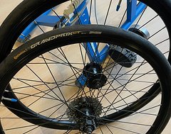 Foto von Shimano Laufradsatz Disc & Rollentrainer als kostenloser Beifang