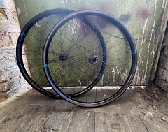 Foto von Pivot Cycles i9 / Industry Nine Reynolds Carbon Laufradsatz 29“