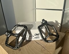 Foto von Oneup Components ALU Pedal - large - grau
