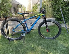 Foto von Cube Top ausgestattetes und leichtes 27.5“ und 16“ Carbonrahmen