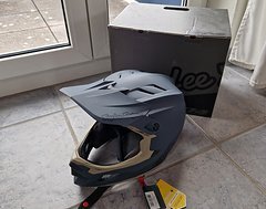 Foto von Troy Lee Designs D4 Mips Composite Stealth Gray
