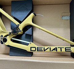 Deviate Highlander 2 Carbonrahmenset Gr. Medium (Fox/Öhlins) Island Sand -NEU-
