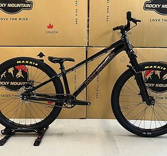 Rocky Mountain Flow Dirtjump / Pumptrack Komplettbike Gr. L