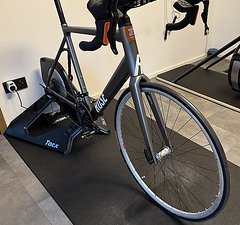 Tacx Neo 2T Smart Heimtrainer T2875 + Rose PRO SL Rad, Indoor / Zwift Play