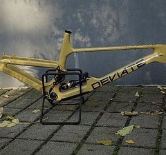 Deviate Highlander 2 UDH L Islay Sand + Öhlins TTX2 Air