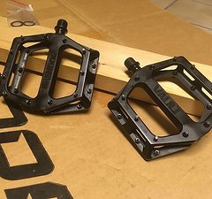 DMR Vault Brendog Plattformpedale *NEU*