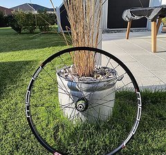 Stan's NoTubes Flow MK3 27,5" Hope Pro 4 Laufradsatz