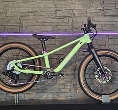 Sqeeder V4 Kids MTB Disc Starrgabel Pastell Grün 20 Zoll Aussteller