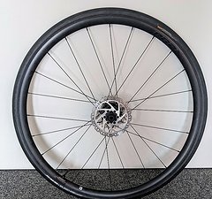 Giant LRS tubeless bereift, mit 105 Cassette und Bremmsscheiben