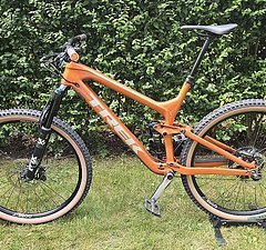 Trek Slash 2018 refurbished in spektakulärem Orange lackiert