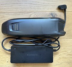 Shimano BT-E8010 504Wh Akku mit EC-E6000 4A Ladegerät