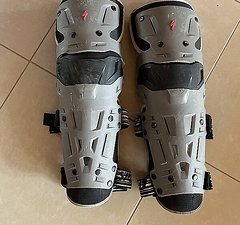 Specialized Knie/Schienbeinprotektoren, L/XL