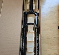 RockShox Yari 180mm RC 27,5 Federgabel Neu