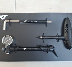 YT Industries Werkzeugkit: Dämpferpumpe, Drehmomentschlüssel, 6mm Sechskantschlüssel