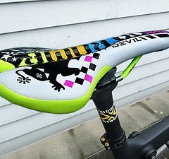Dabomb Dirt Devil Sattel NEU bunt