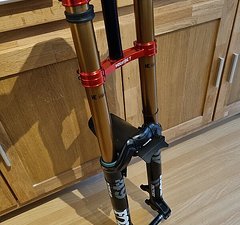 Fox Racing Shox 49 factory float, Grip 2 inkl. Industrie-T Gabelbrücke