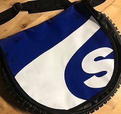 Schwalbe Kuriertasche aus LKW-Plane und Nobby Nic Reifen, neu