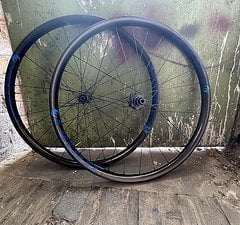Pivot Cycles i9 / Industry Nine Reynolds Carbon Laufradsatz 29“