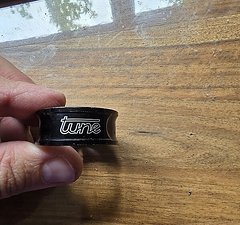 Tune Schraubwürger Sattelklemme 34,9mm schwarz (31.6)