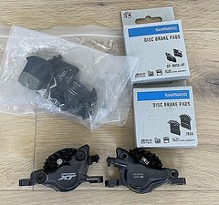 Shimano XT Bremssattel BR-M8100 Postmount 2-Kolben mit 4 neuen Bremsbelägen.