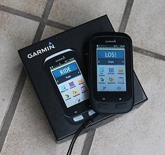 Garmin mit Silikonhülle und 32GB SD Karte