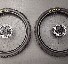 DT Swiss 29" Carbon Laufradsatz DT Swiss 240 EXP Sapim CX-Ray LRS Boost