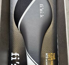 Fizik Thar Sattel 29er Kium Rails BLK//Grey/WHT 195 Gramm Neu