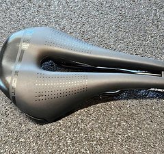 Selle Italia Novus Boost Superflow FeC Alloy Sattel Blk L Neu