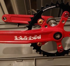Race Face Forged Kurbel mit roter Pulverlackierung inkl. Innenlager