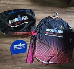 Ironman 3er Set Ironman Hamburg 2025 Rücksack Finishershirt und Badekappe