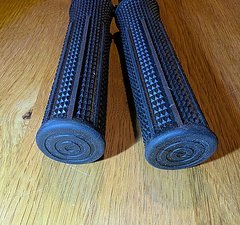 Santa Cruz Bicycles House Grips NEU