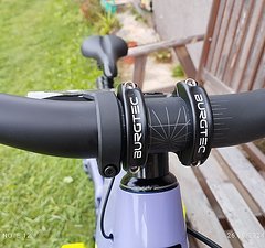 Santa Cruz Bicycles Santa Cruz Carbon DI2 Lenker mit Burgtec MK3 und Grips