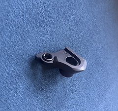 Cube UDH Hanger