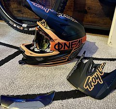 Troy Lee Designs D3 mit neuer Brille Gr L