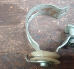 Unbekannter Hersteller Schelle mit Umlenkrolle Kunststoff Gegenhalter Seilrolle oldtimer